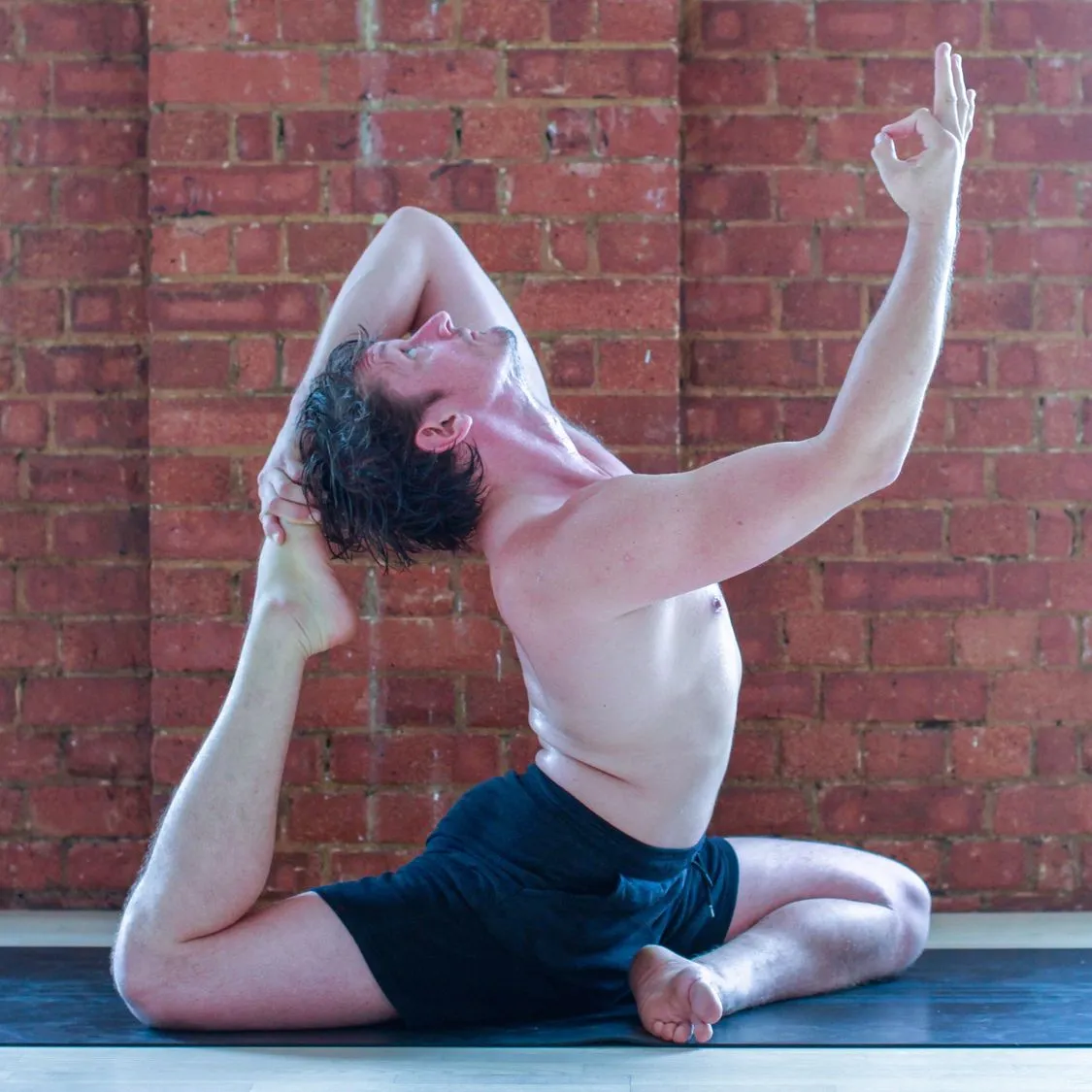 Studio — Eka pada rajakapotasana