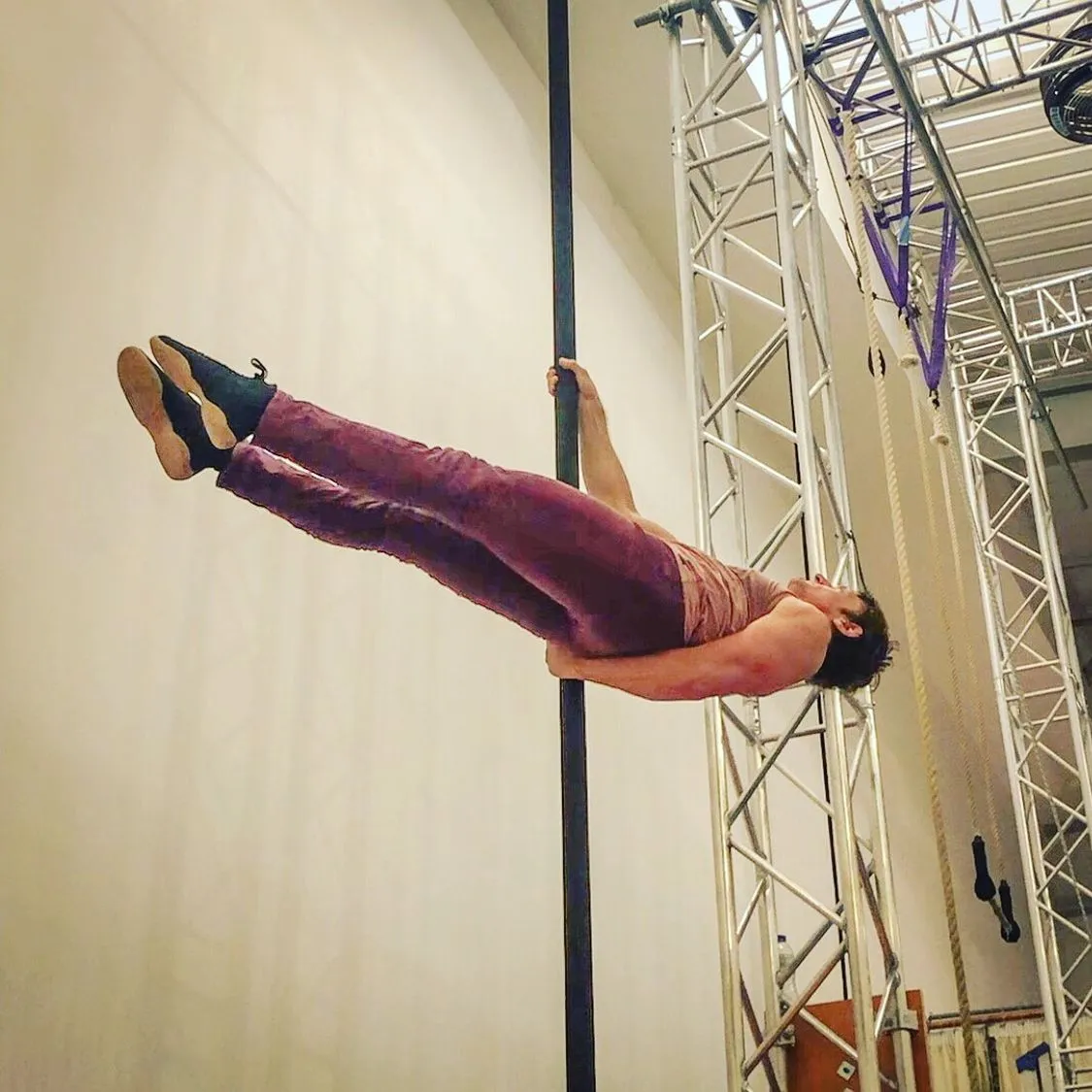 Circus studio — Tabletop hold